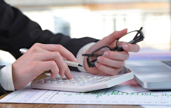 Женские руки с предметами для бизнеса
