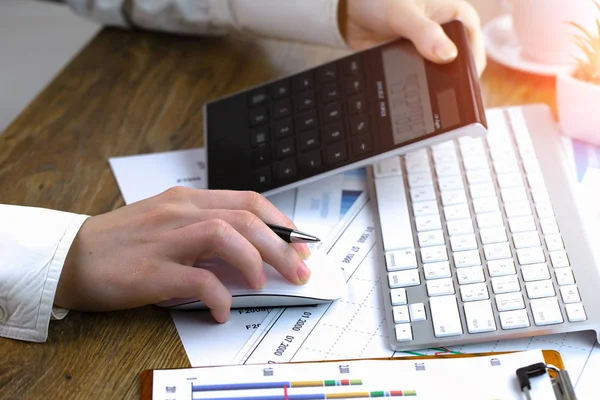 Vrouwelijke Handen Met Objecten Voor Bedrijf — Stockfoto