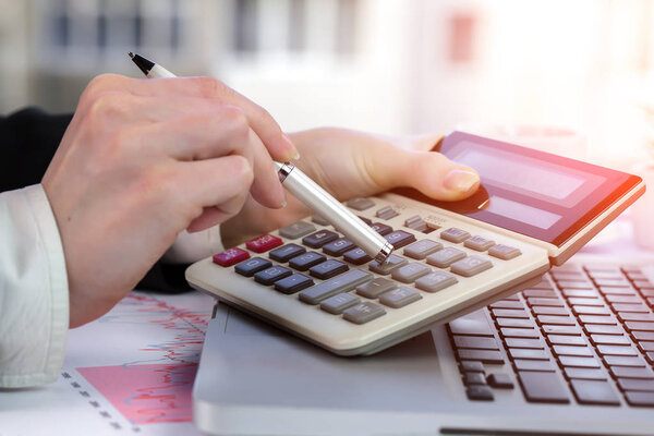 Женские руки с предметами для бизнеса
