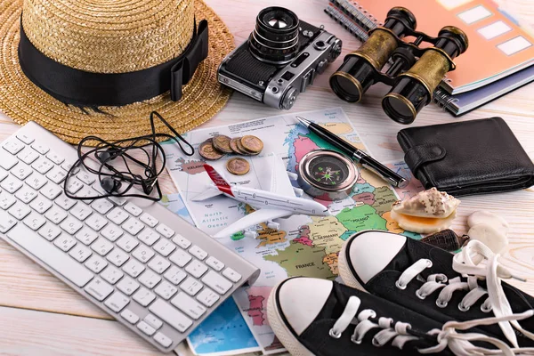 Itens Acessórios Para Viajante Sobre Fundo Velho Mesa — Fotografia de Stock