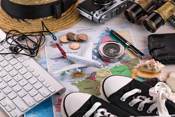 Itens Acessórios Para Viajante Sobre Fundo Velho Mesa — Fotografia de Stock