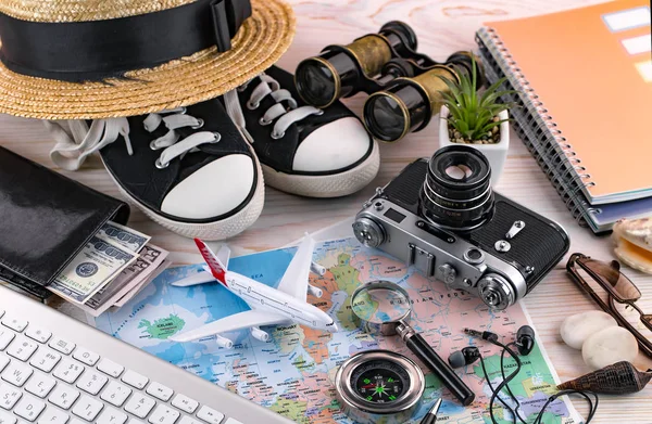 Itens Acessórios Para Viajante Sobre Fundo Velho Mesa — Fotografia de Stock