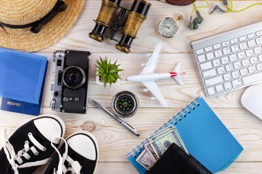 tablo üzerinde eski arka planda gezgin için öğeler ve aksesuarlar