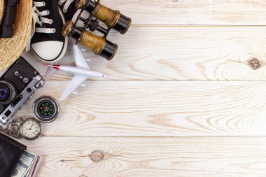 tablo üzerinde eski arka planda gezgin için öğeler ve aksesuarlar