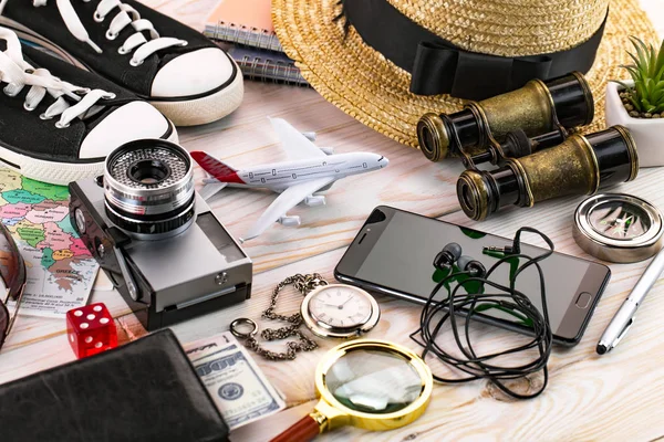 Gegenstände Und Accessoires Für Den Reisenden Auf Dem Alten Hintergrund — Stockfoto