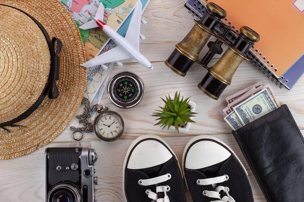 Oggetti Accessori Viaggiatore Sul Vecchio Sfondo Sul Tavolo — Foto Stock