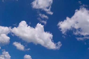 Mavi gökyüzü gün güneşli yaz bulutlarda ile