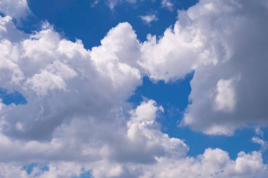 Mavi gökyüzü gün güneşli yaz bulutlarda ile