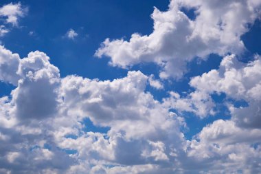 Mavi gökyüzü gün güneşli yaz bulutlarda ile