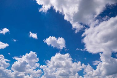 Mavi gökyüzü gün güneşli yaz bulutlarda ile