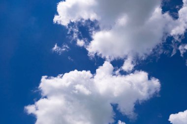 Mavi gökyüzü gün güneşli yaz bulutlarda ile