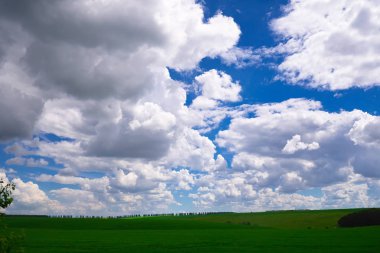 Mavi gökyüzü gün güneşli yaz bulutlarda ile