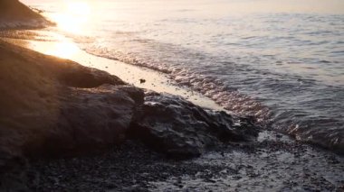 Deniz sabah plaj üzerinde gündoğumu