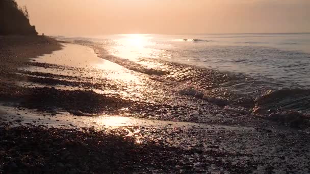 海の朝のビーチの日の出 — ストック動画