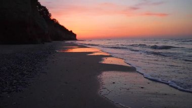Deniz sabah plaj üzerinde gündoğumu