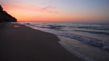 Deniz sabah plaj üzerinde gündoğumu