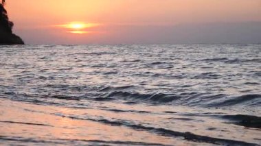 Deniz sabah plaj üzerinde gündoğumu