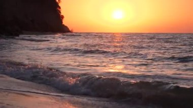 Deniz sabah plaj üzerinde gündoğumu