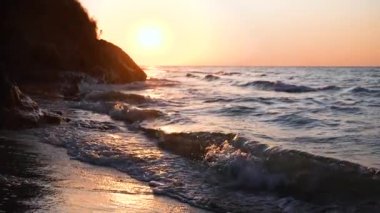 Deniz sabah plaj üzerinde gündoğumu