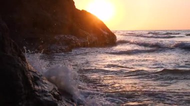 Deniz sabah plaj üzerinde gündoğumu