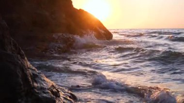 Deniz sabah plaj üzerinde gündoğumu