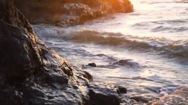 Deniz sabah plaj üzerinde gündoğumu