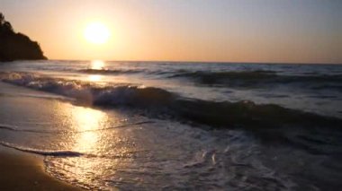 Deniz sabah plaj üzerinde gündoğumu