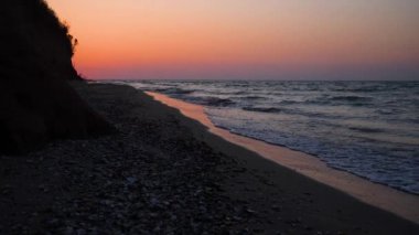 Deniz sabah plaj üzerinde gündoğumu