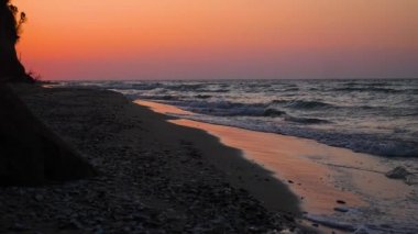 Deniz sabah plaj üzerinde gündoğumu