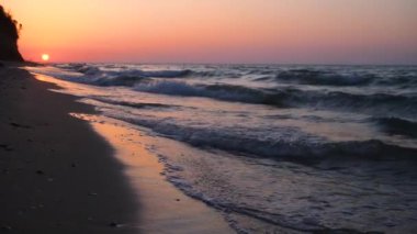 Deniz sabah plaj üzerinde gündoğumu