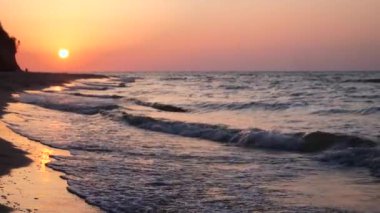 Deniz sabah plaj üzerinde gündoğumu
