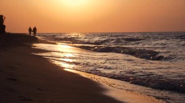 Deniz sabah plaj üzerinde gündoğumu