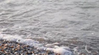Deniz sabah plaj üzerinde gündoğumu