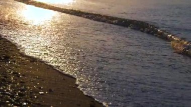 Deniz sabah plaj üzerinde gündoğumu