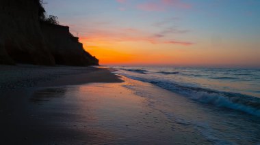 Deniz sabah plaj üzerinde gündoğumu