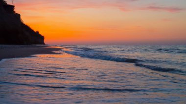 Deniz sabah plaj üzerinde gündoğumu