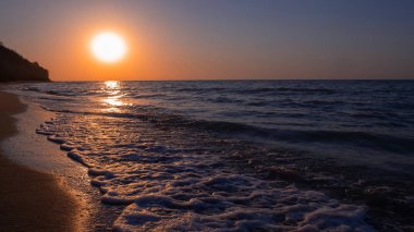 Deniz sabah plaj üzerinde gündoğumu