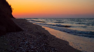 Deniz sabah plaj üzerinde gündoğumu