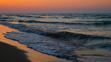 Deniz sabah plaj üzerinde gündoğumu