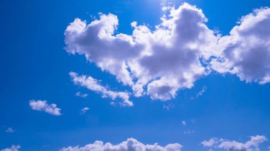 Mavi gökyüzü gün güneşli yaz bulutlarda ile