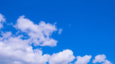 Mavi gökyüzü gün güneşli yaz bulutlarda ile