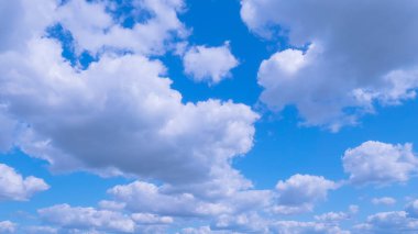 Mavi gökyüzü gün güneşli yaz bulutlarda ile