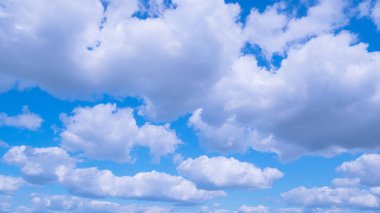 Mavi gökyüzü gün güneşli yaz bulutlarda ile