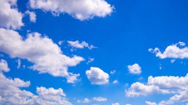 Mavi gökyüzü gün güneşli yaz bulutlarda ile