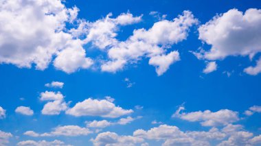Mavi gökyüzü gün güneşli yaz bulutlarda ile