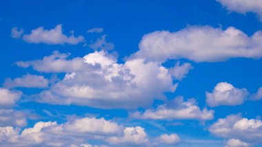 Mavi gökyüzü gün güneşli yaz bulutlarda ile