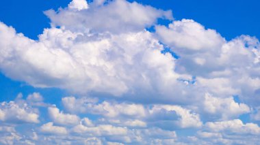 Mavi gökyüzü gün güneşli yaz bulutlarda ile