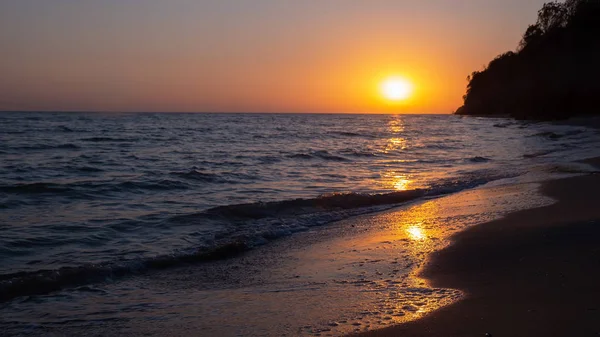 Wschód Słońca Nad Morzem Porannej Plaży — Zdjęcie stockowe