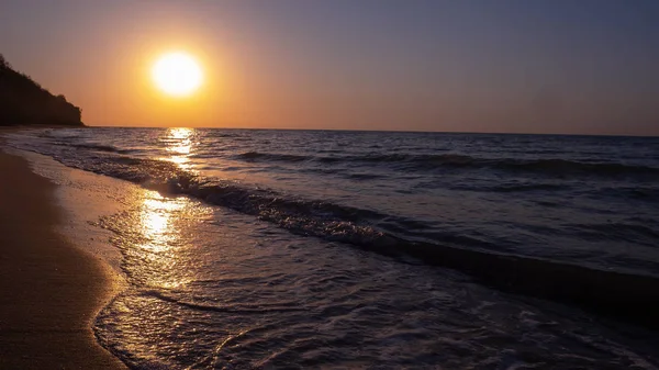 Wschód Słońca Nad Morzem Porannej Plaży — Zdjęcie stockowe