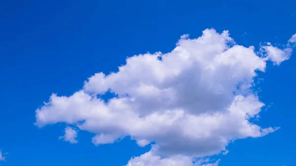 Blå Himmel Med Moln Soliga Sommardag — Stockfoto